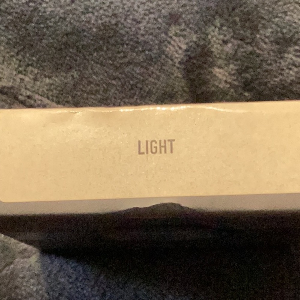 KVD Lock-it Light Blotting Powder - Picture 4 of 5